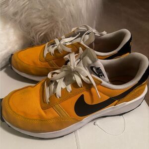 Nike Waffle Debut Men’s Shoes – University Gold / White / Gold Leaf / Black